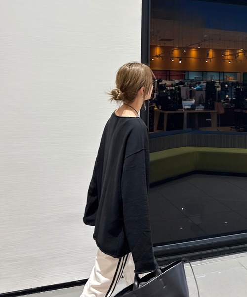 ISOOK（アイスー）の「オフショルダーオーバーサイズスウェット(chiica select) / トップス オフショル スウェット 長袖 ビッグシルエット ルーズ ボートネック  カットオフ 切りっぱなし ブラック ホワイト 白 黒 無地（スウェット・レディース・ブラック/ホワイト・FREE）」の11枚目の写真