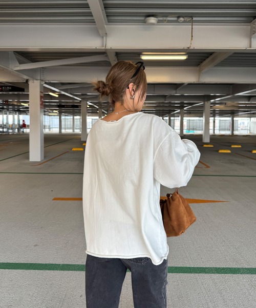 ISOOK（アイスー）の「オフショルダーオーバーサイズスウェット(chiica select) / トップス オフショル スウェット 長袖 ビッグシルエット ルーズ ボートネック  カットオフ 切りっぱなし ブラック ホワイト 白 黒 無地（スウェット・レディース・ブラック/ホワイト・FREE）」の12枚目の写真