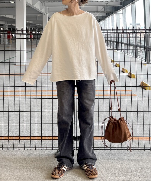 ISOOK（アイスー）の「オフショルダーオーバーサイズスウェット(chiica select) / トップス オフショル スウェット 長袖 ビッグシルエット ルーズ ボートネック  カットオフ 切りっぱなし ブラック ホワイト 白 黒 無地（スウェット・レディース・ブラック/ホワイト・FREE）」の14枚目の写真