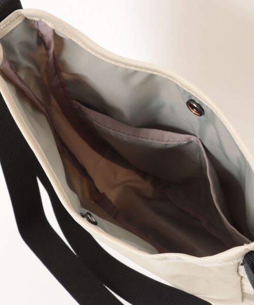 KELTY(ケルティ)の「KELTY ケルティ ES MINI CURVE SHOULDER ショルダーバッグ 軽量 ミニバッグ(ショルダーバッグ・レディース・ホワイト系/オリーブ/ブラウン系/ブラック/アニマル/スカイブルー/マスタード/ネイビー/ベージュ/ブラック系/レオパード/タン/セージグリーン・ONE SIZE)」の16枚目の写真