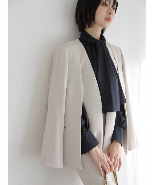 La TOTALITE（ラトータリテ）の「2WAYスリットジャケット（ノーカラージャケット・レディース・ベージュ/ネイビー/ライトグリーン・38/36）」の2枚目の写真