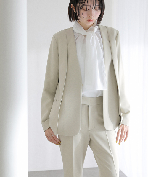 La TOTALITE（ラトータリテ）の「2WAYスリットジャケット（ノーカラージャケット・レディース・ベージュ/ネイビー/ライトグリーン・38/36）」の3枚目の写真