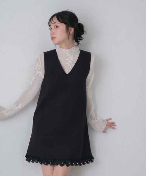 MISCH MASCH（ミッシュマッシュ）の「2026春夏新作 WEB限定 裾レースVネックミニジャンパースカート（ジャンパースカート・レディース・グレー/ブラック・M/S）」の2枚目の写真