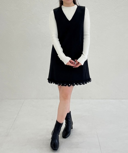 MISCH MASCH（ミッシュマッシュ）の「2026春夏新作 WEB限定 裾レースVネックミニジャンパースカート（ジャンパースカート・レディース・グレー/ブラック・M/S）」の3枚目の写真