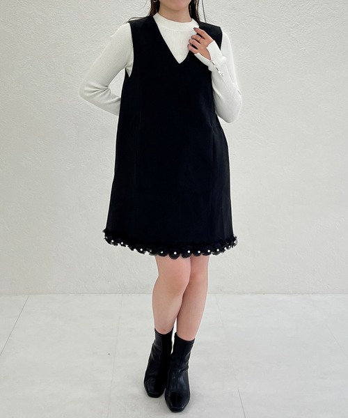 MISCH MASCH（ミッシュマッシュ）の「2026春夏新作 WEB限定 裾レースVネックミニジャンパースカート（ジャンパースカート・レディース・グレー/ブラック・M/S）」の4枚目の写真