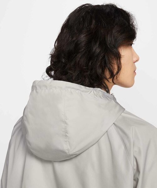 NIKE(ナイキ)の「ナイキ ウィンドランナー メンズ ラインド ジャケット / Nike Windrunner Men's Lined Jacket HV8370-012 Light Iron Ore(ブルゾン・メンズ・グレー系その他・XL/2XL/S/M/L)」の15枚目の写真