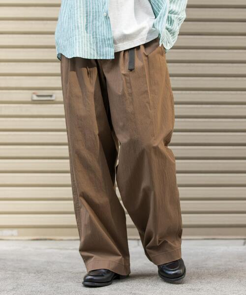 FORK&SPOON（フォークアンドスプーン）の「FORK&SPOON　ツータックワイドイージーパンツ（その他パンツ・メンズ・ブラウン/ブルー系その他・4/5）」の2枚目の写真