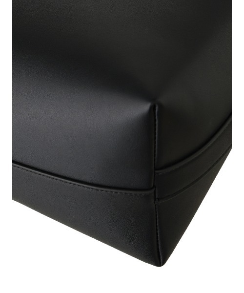 SUIT SQUARE（スーツスクエア）の「縦型ワンショルダーバッグ スムースフェイクレザー（ショルダーバッグ・レディース・ブラック/グレー・F）」の5枚目の写真