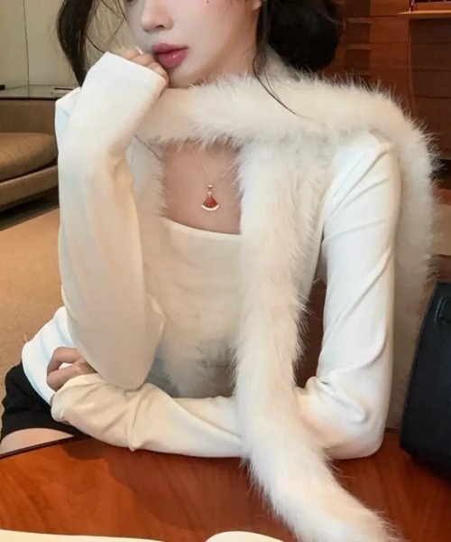 Alvia(アルビア)の「ファー付きトップス(その他トップス・レディース・ブラウン/ホワイト/ブラック・M)」の1枚目の写真