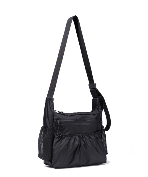 BUTDEEP(バッドディープ)の「825 PORTABLE CROSS BAG SMALL-BLACK(メッセンジャーバッグ・レディース・その他・FREE)」の1枚目の写真