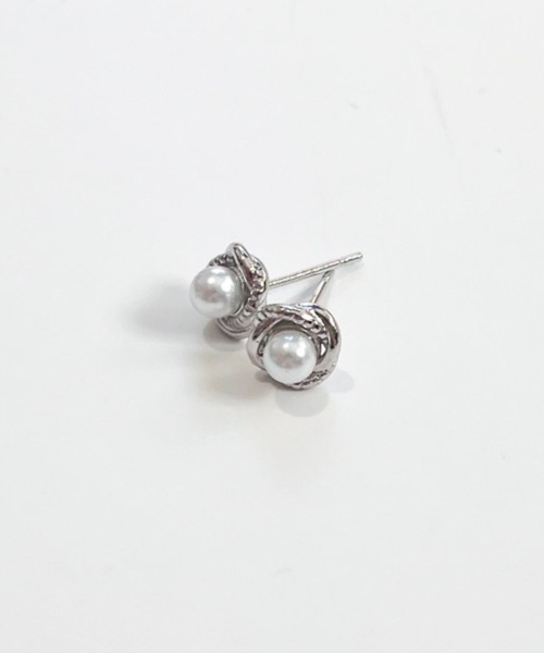 yu-ka(ユーカ)の「YU-KA:パールミニピアス Pearl mini earrings(ピアス(両耳用)・レディース・シルバー・FREE)」の2枚目の写真