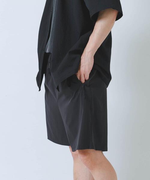 ITEMS URBANRESEARCH(アイテムズ アーバンリサーチ)の「『接触冷感/吸水速乾』多機能 ナイロンストレッチイージーショーツ(その他パンツ・メンズ・カーキ/ブラック/チャコールグレー・LARGE/MEDIUM)」の2枚目の写真
