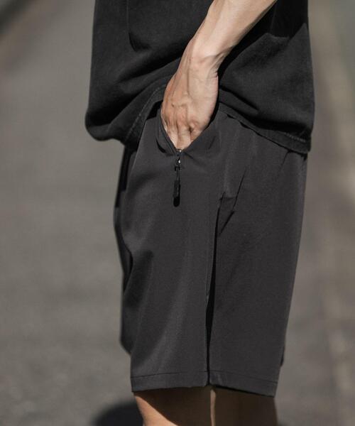 ITEMS URBANRESEARCH(アイテムズ アーバンリサーチ)の「『接触冷感/吸水速乾』多機能 ナイロンストレッチイージーショーツ(その他パンツ・メンズ・カーキ/ブラック/チャコールグレー・LARGE/MEDIUM)」の5枚目の写真