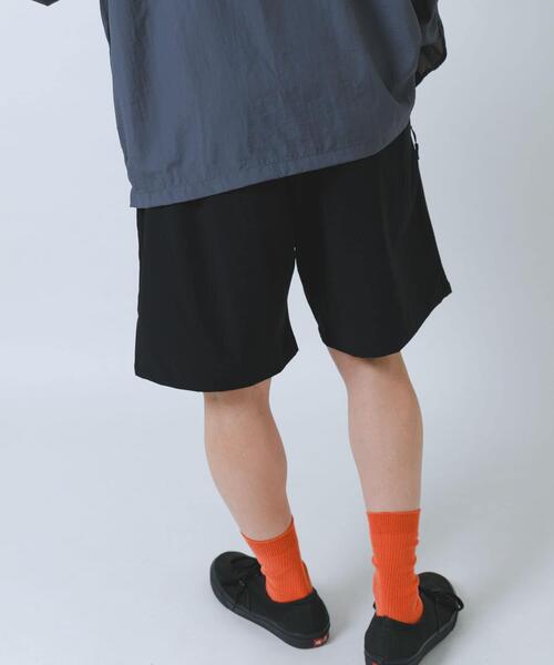 ITEMS URBANRESEARCH(アイテムズ アーバンリサーチ)の「『接触冷感/吸水速乾』多機能 ナイロンストレッチイージーショーツ(その他パンツ・メンズ・カーキ/ブラック/チャコールグレー・LARGE/MEDIUM)」の17枚目の写真