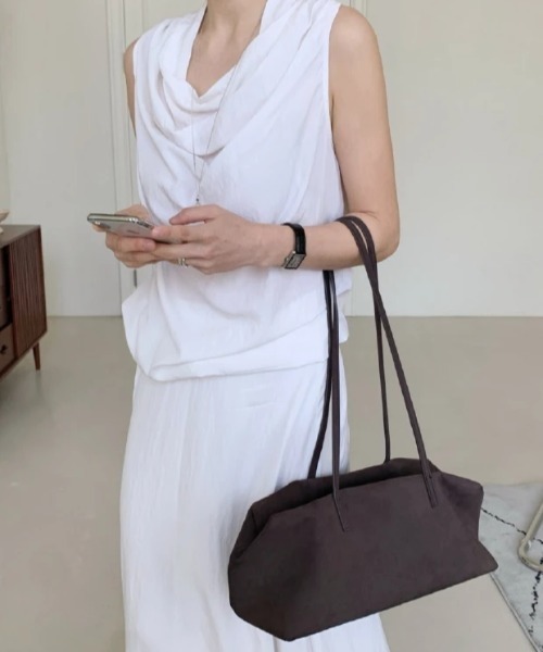 AMAJI(アマジ)の「ドレープネック ノースリーブ トップス ロングスカート セットアップ(セットアップ・レディース・ブラック/ホワイト・FREE)」の2枚目の写真