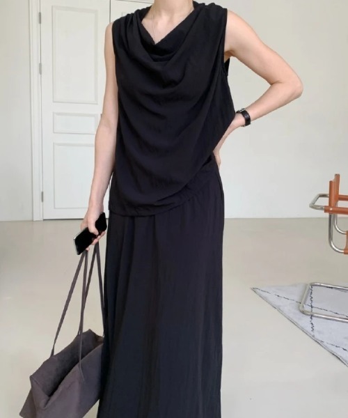 AMAJI(アマジ)の「ドレープネック ノースリーブ トップス ロングスカート セットアップ(セットアップ・レディース・ブラック/ホワイト・FREE)」の1枚目の写真