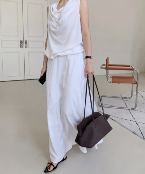 AMAJI(アマジ)の「ドレープネック ノースリーブ トップス ロングスカート セットアップ(セットアップ・レディース・ブラック/ホワイト・FREE)」の6枚目の写真