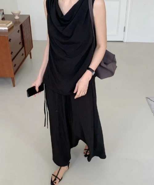 AMAJI(アマジ)の「ドレープネック ノースリーブ トップス ロングスカート セットアップ(セットアップ・レディース・ブラック/ホワイト・FREE)」の9枚目の写真