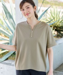 パール付きキーネックトップス