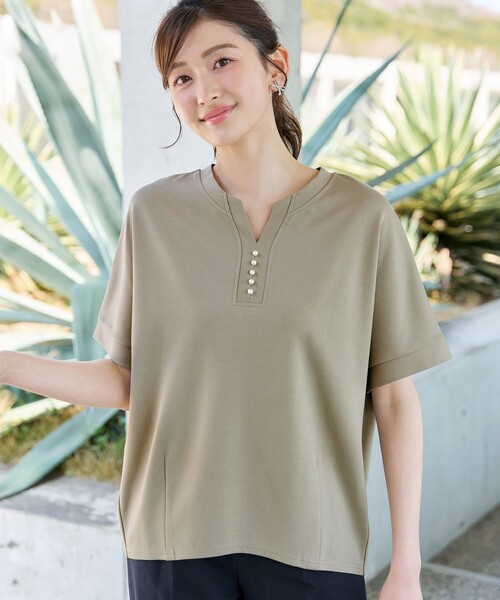 Tiaclasse(ティアクラッセ)の「パール付きキーネックトップス(Tシャツ/カットソー・レディース・ベージュ/ブラック/ネイビー・L/M)」の2枚目の写真