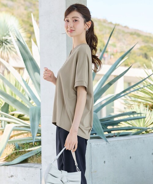 Tiaclasse(ティアクラッセ)の「パール付きキーネックトップス(Tシャツ/カットソー・レディース・ベージュ/ブラック/ネイビー・L/M)」の9枚目の写真