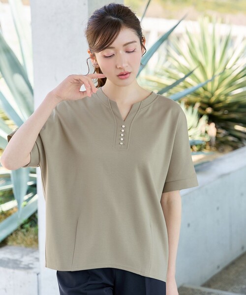 Tiaclasse(ティアクラッセ)の「パール付きキーネックトップス(Tシャツ/カットソー・レディース・ベージュ/ブラック/ネイビー・L/M)」の10枚目の写真