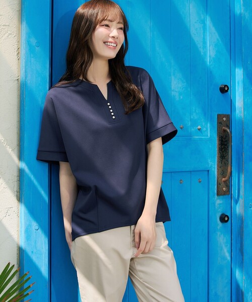 Tiaclasse(ティアクラッセ)の「パール付きキーネックトップス(Tシャツ/カットソー・レディース・ベージュ/ブラック/ネイビー・L/M)」の17枚目の写真