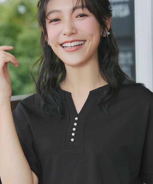 Tiaclasse(ティアクラッセ)の「パール付きキーネックトップス(Tシャツ/カットソー・レディース・ベージュ/ブラック/ネイビー・L/M)」の22枚目の写真