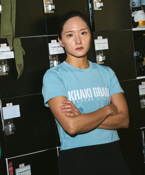 KHAKI GRADO(カーキグラド)の「K.A.G シグネチャー1 クロップレギュラーフィット半袖Tシャツ (アンティークブルー)(Tシャツ/カットソー・レディース・その他・MEDIUM/SMALL/LARGE)」の2枚目の写真