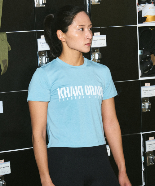 KHAKI GRADO(カーキグラド)の「K.A.G シグネチャー1 クロップレギュラーフィット半袖Tシャツ (アンティークブルー)(Tシャツ/カットソー・レディース・その他・MEDIUM/SMALL/LARGE)」の3枚目の写真