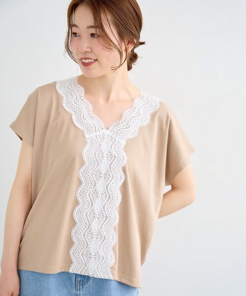 le.coeur blanc(ルクールブラン)の「フロントレースVネックカットソー(Tシャツ/カットソー・レディース・ベージュ/ブラック/オフホワイト・38)」の1枚目の写真