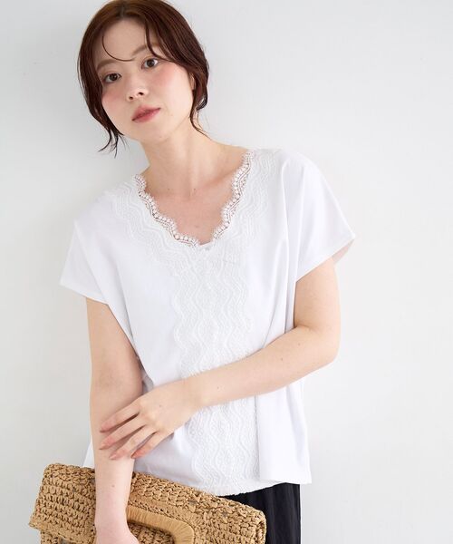 le.coeur blanc(ルクールブラン)の「フロントレースVネックカットソー(Tシャツ/カットソー・レディース・ベージュ/ブラック/オフホワイト・38)」の2枚目の写真