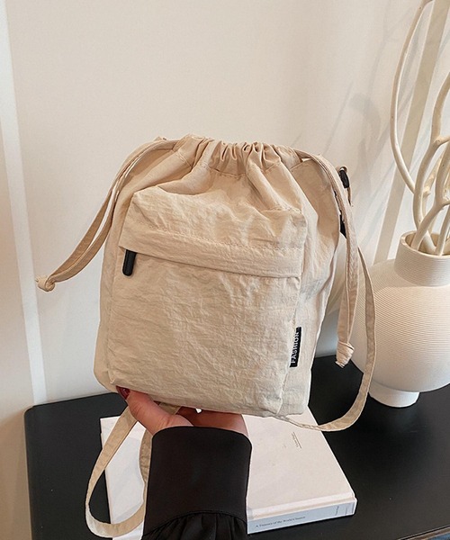 VIBGYOR(ヴィブジョー)の「Mignonjour/ポケット巾着ショルダーバッグ M2957(ショルダーバッグ・レディース・ブラック/ベージュ/アイボリー・FREE)」の1枚目の写真