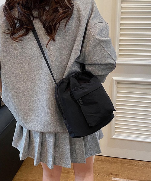 VIBGYOR(ヴィブジョー)の「Mignonjour/ポケット巾着ショルダーバッグ M2957(ショルダーバッグ・レディース・ブラック/ベージュ/アイボリー・FREE)」の2枚目の写真