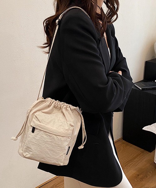 VIBGYOR(ヴィブジョー)の「Mignonjour/ポケット巾着ショルダーバッグ M2957(ショルダーバッグ・レディース・ブラック/ベージュ/アイボリー・FREE)」の5枚目の写真