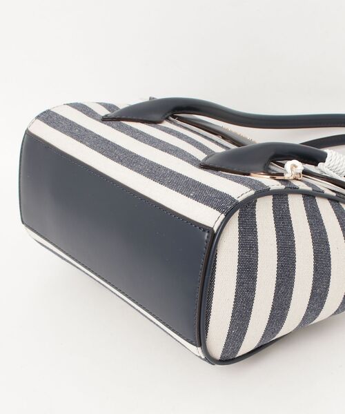 Guess（ゲス）の「TABI Satchel ショルダーバッグ（ショルダーバッグ・レディース・ネイビー/ナチュラル・ONE SIZE）」の15枚目の写真