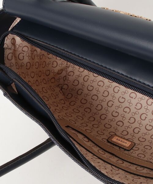 Guess（ゲス）の「TABI Satchel ショルダーバッグ（ショルダーバッグ・レディース・ネイビー/ナチュラル・ONE SIZE）」の16枚目の写真