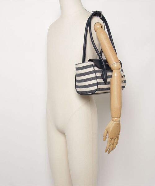 Guess（ゲス）の「TABI Satchel ショルダーバッグ（ショルダーバッグ・レディース・ネイビー/ナチュラル・ONE SIZE）」の3枚目の写真