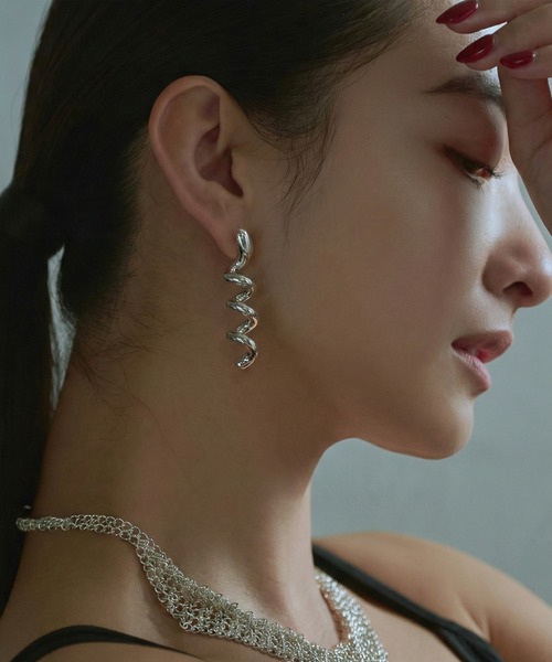 YArKA（ヤーカ）の「【YArKA/ヤーカ】 twist hollow earring(pierce) [RSTS2] / 中空ツイストピアス（ピアス（片耳用）・レディース・シルバー・FREE）」の5枚目の写真