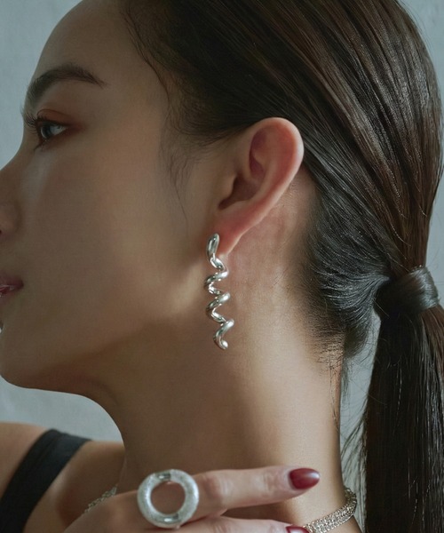 YArKA（ヤーカ）の「【YArKA/ヤーカ】 twist hollow earring(pierce) [RSTS2] / 中空ツイストピアス（ピアス（片耳用）・レディース・シルバー・FREE）」の6枚目の写真