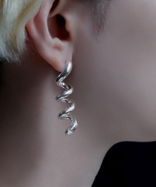 YArKA（ヤーカ）の「【YArKA/ヤーカ】 twist hollow earring(pierce) [RSTS2] / 中空ツイストピアス（ピアス（片耳用）・レディース・シルバー・FREE）」の4枚目の写真