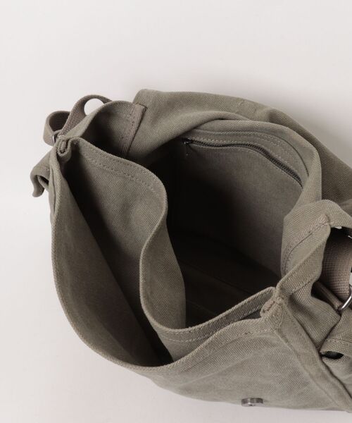 A.P.C.（アーペーセー）の「BESACE RECUPERATION（ショルダーバッグ・メンズ・カーキ・ONESIZE）」の4枚目の写真