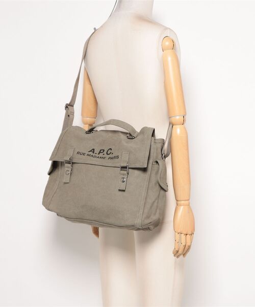A.P.C.（アーペーセー）の「BESACE RECUPERATION（ショルダーバッグ・メンズ・カーキ・ONESIZE）」の5枚目の写真