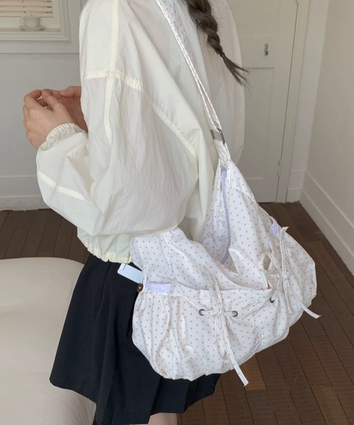 Sibra(シブラ)の「【3色展開】ドット柄リボンギャザーショルダーバッグ(ショルダーバッグ・レディース・グレー/ピンク/ホワイト×ブラック・F)」の3枚目の写真