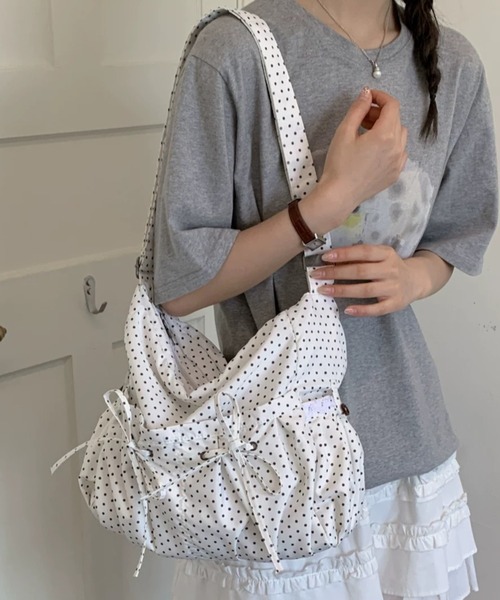 Sibra(シブラ)の「【3色展開】ドット柄リボンギャザーショルダーバッグ(ショルダーバッグ・レディース・グレー/ピンク/ホワイト×ブラック・F)」の6枚目の写真