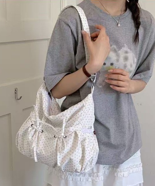 Sibra(シブラ)の「【3色展開】ドット柄リボンギャザーショルダーバッグ(ショルダーバッグ・レディース・グレー/ピンク/ホワイト×ブラック・F)」の11枚目の写真
