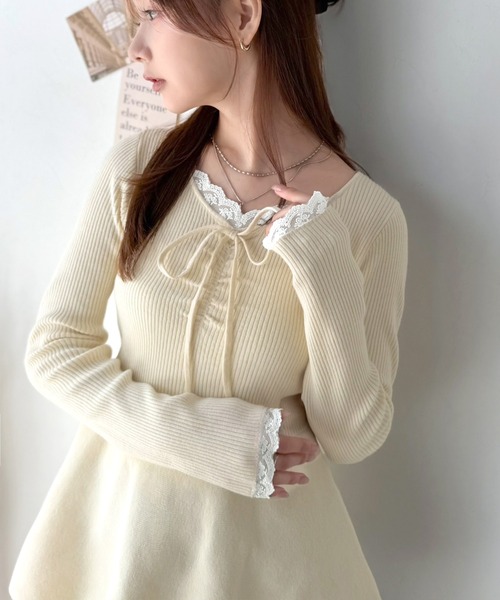 mily bilet(ミウィビレット)の「【mily bilet】甘さをひとさじ、華やぐ大人ガーリー。レースレイヤード風ギャザーリボンペプラムニット(長袖)(ニット/セーター・レディース・アイボリー/ブラウン/チャコール・LARGE/SMALL/X-LARGE/MEDIUM)」の2枚目の写真
