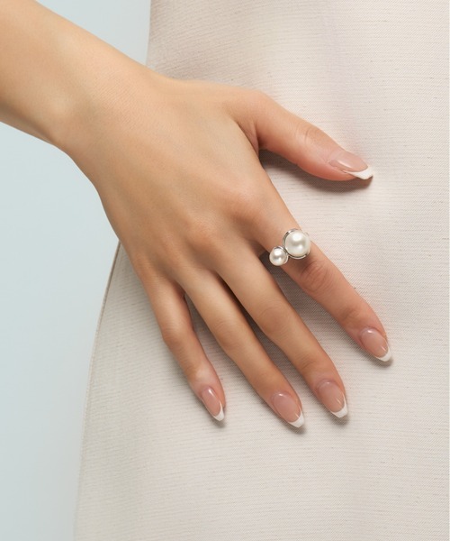 UNITED JEWELS-ef-(ユナイテッドジュエルズイフ)の「Double pearl free size ring(リング・レディース・イエローゴールド/シルバー・FREE)」の6枚目の写真