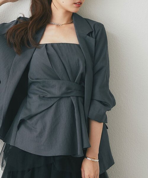 La boutique BonBon(ラブティックボンボン)の「【スタイリングのポイントに】キュプラ混ビスチェブラウス(シャツ/ブラウス・レディース・ピンク/チャコールグレー・FREE)」の2枚目の写真