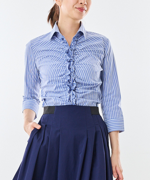 NARACAMICIE(ナラカミーチェ)の「【NARACAMICIE】ストレッチストライプフロントギャザー七分袖シャツ(シャツ/ブラウス・レディース・ブラウン/ブルー・M/S/L/XL)」の2枚目の写真